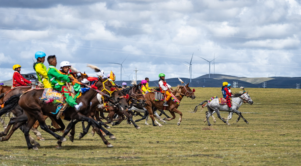 9月7日，骑手们在传统大跑项目中驰骋。新华社记者 丁增尼达 摄