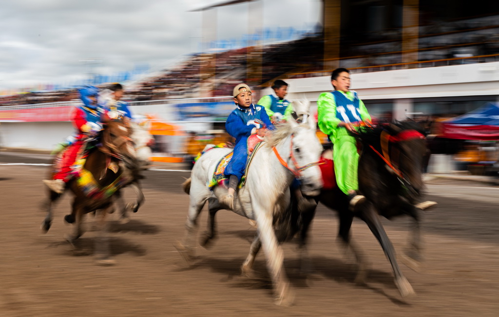 9月6日，骑手们在场内速跑10000米比赛中。新华社记者 丁增尼达 摄