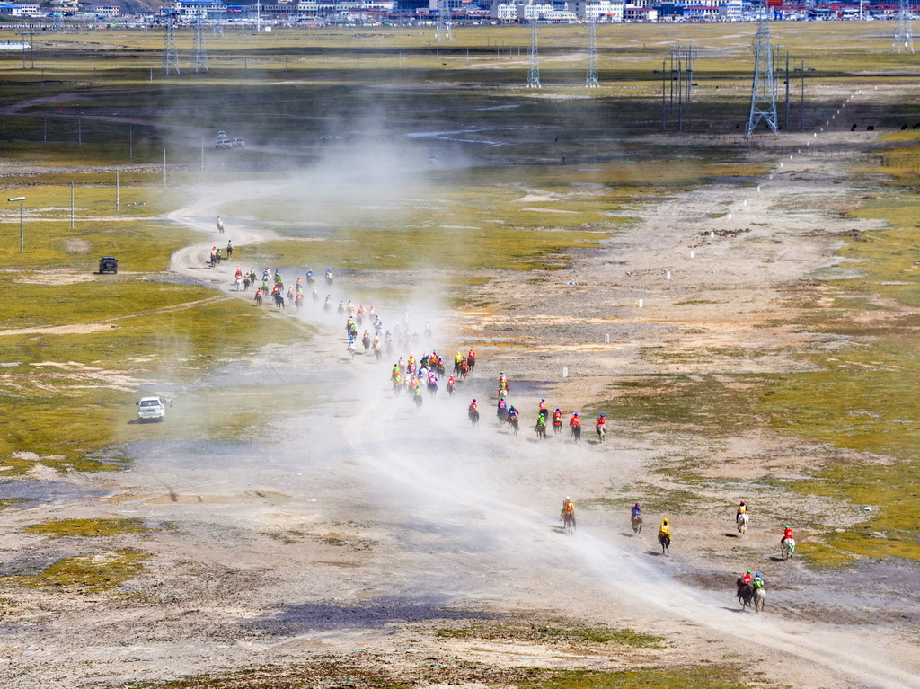 9月7日，骑手们在传统大跑项目中驰骋（无人机照片）。新华社记者 姜帆 摄