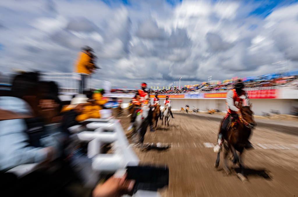 9月6日，骑手们在场内走马10000米决赛中。新华社记者 丁增尼达 摄