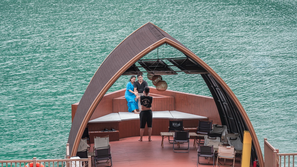 9月6日，游客在雄江镇漂浮公园拍照。