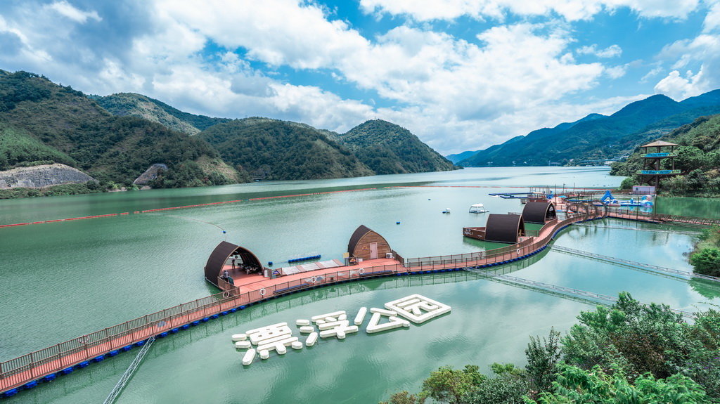 这是9月6日拍摄的雄江镇漂浮公园（无人机照片）。