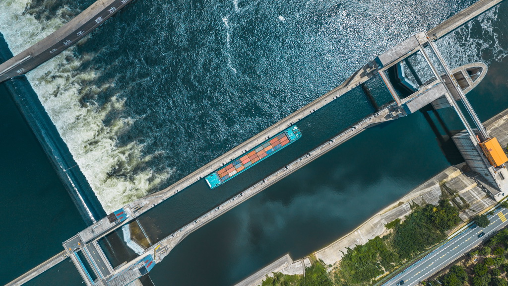 9月6日，一艘货船通过水口水电站（无人机照片）。