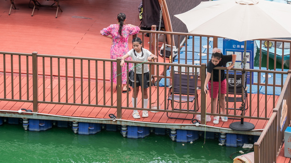 9月6日，游客在雄江镇漂浮公园游玩。