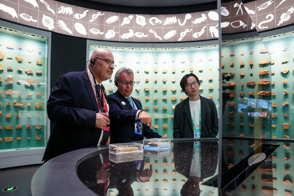 9月7日，与会嘉宾在论坛后参观澄江化石地世界自然遗产博物馆。