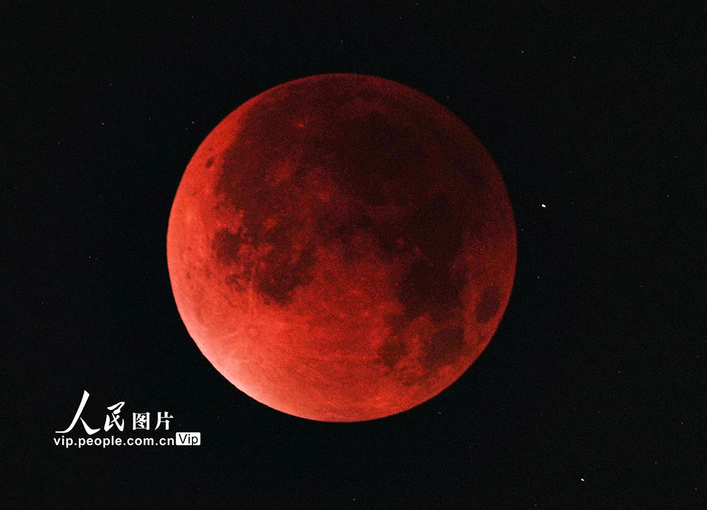 湖北武汉：天空上演月全食【3】