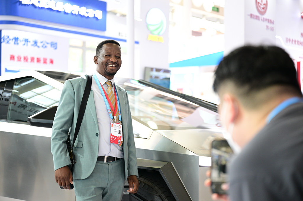 9月8日,嘉宾在投洽会特斯拉展台前留影。