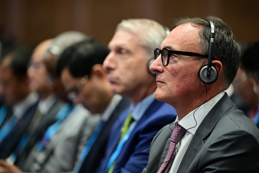 9月8日,外国嘉宾在投洽会开幕式现场聆听发言。