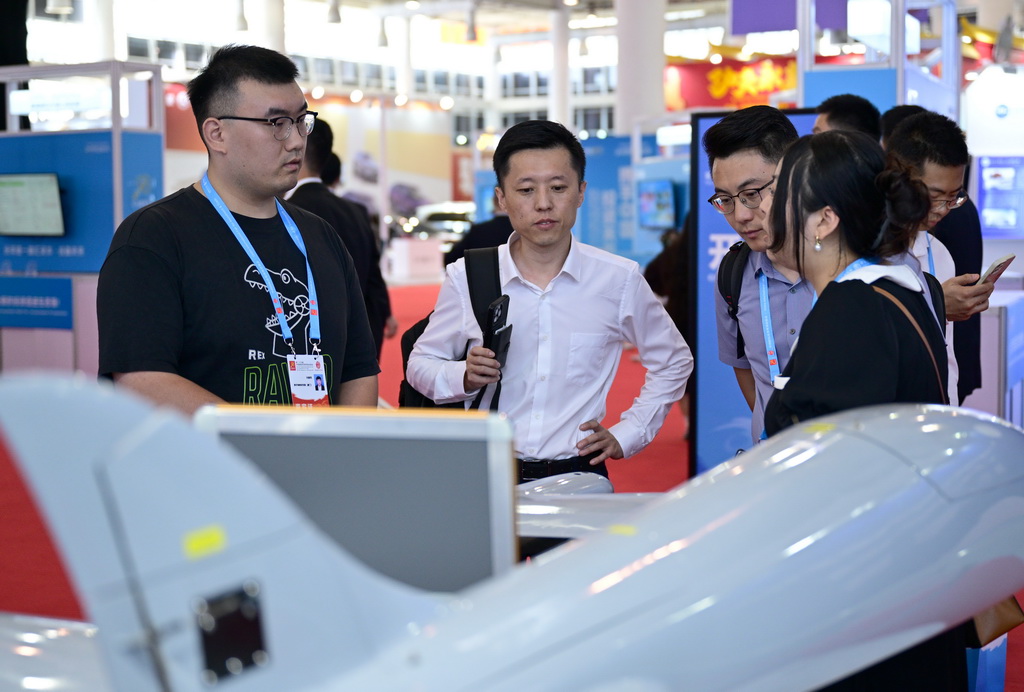 9月8日,在投洽会清华海峡研究院智能无人机实验室展台,客商在了解智能无人机性能。