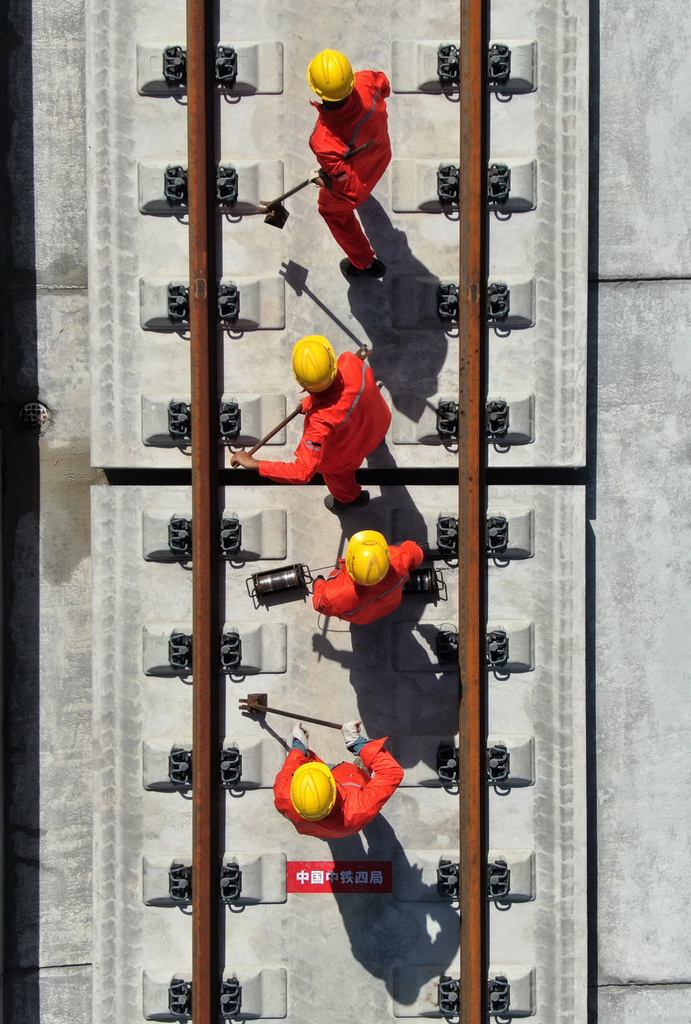 9月8日,施工人员在西十高铁西安东至蓝田区间铺设无缝钢轨(无人机照片)。