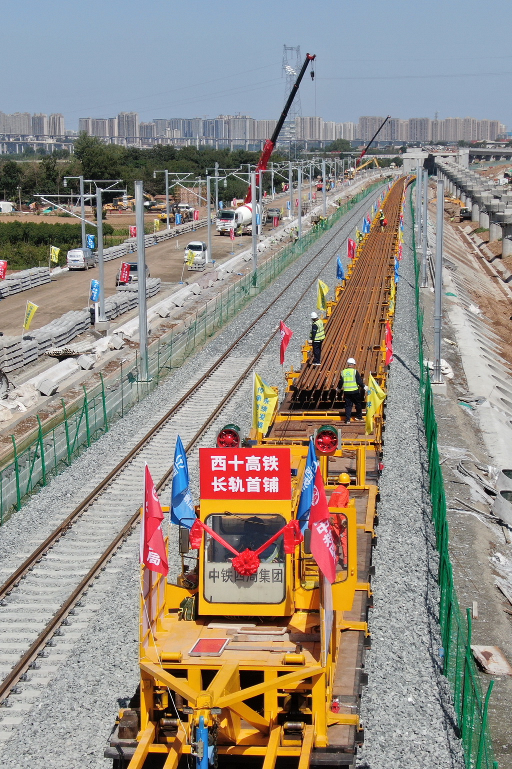 9月8日,施工人员在西十高铁西安东至蓝田区间铺设无缝钢轨(无人机照片)。