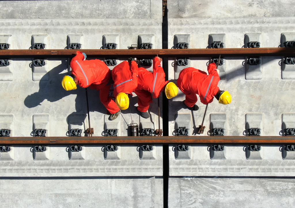 9月8日,施工人员在西十高铁西安东至蓝田区间铺设无缝钢轨(无人机照片)。