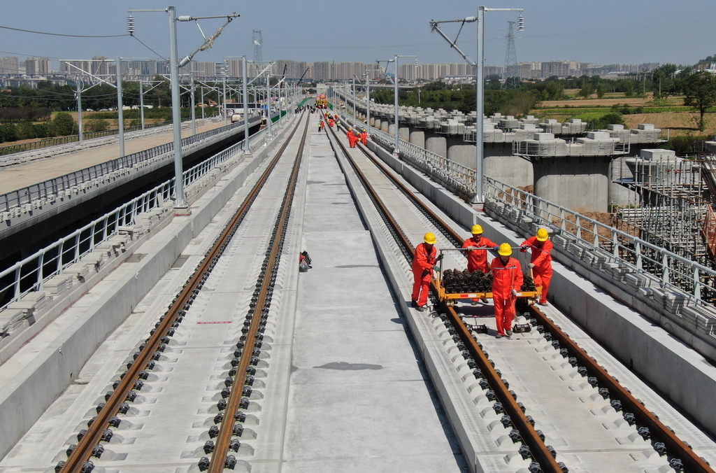 9月8日,施工人员在西十高铁西安东至蓝田区间铺设无缝钢轨(无人机照片)。
