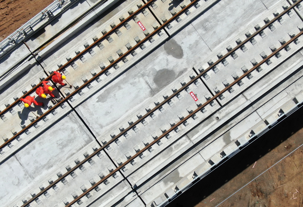 9月8日,施工人员在西十高铁西安东至蓝田区间铺设无缝钢轨(无人机照片)。