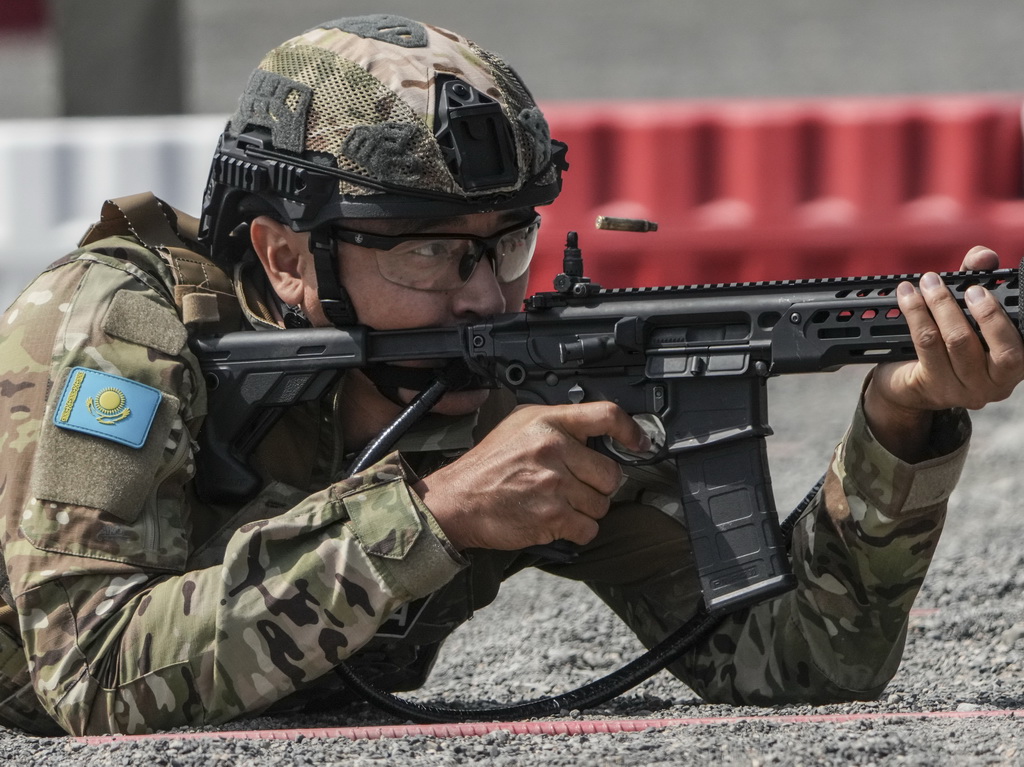 9月8日,哈萨克斯坦参赛队员在比赛中。