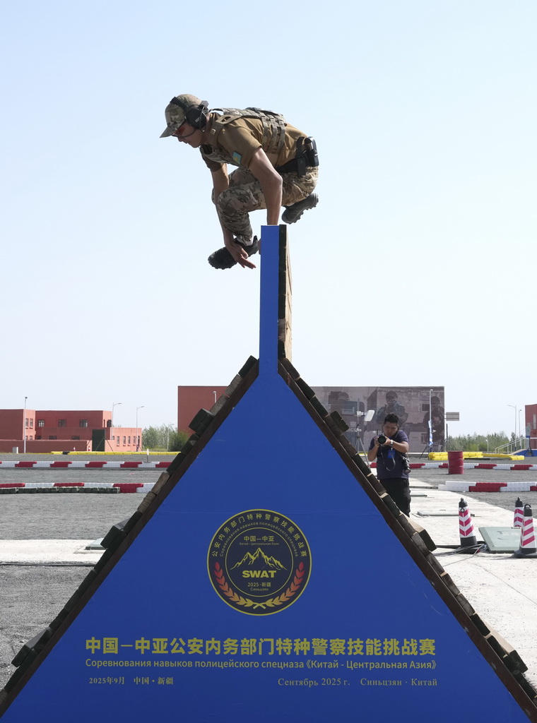 9月8日,哈萨克斯坦参赛队员在比赛中。