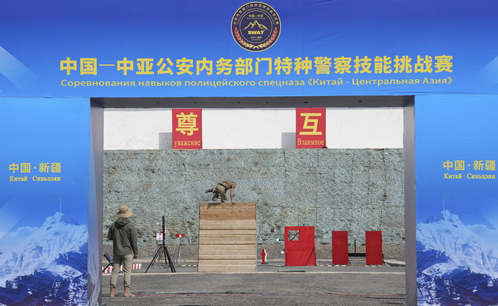 9月8日,参赛队员在比赛中。