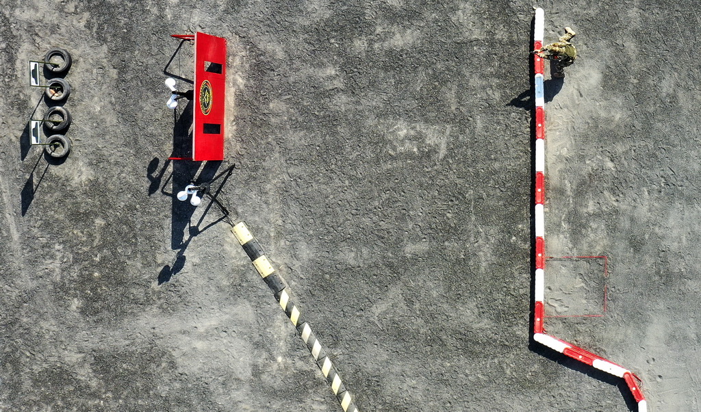 9月8日,吉尔吉斯斯坦参赛队员在比赛中(无人机照片)。