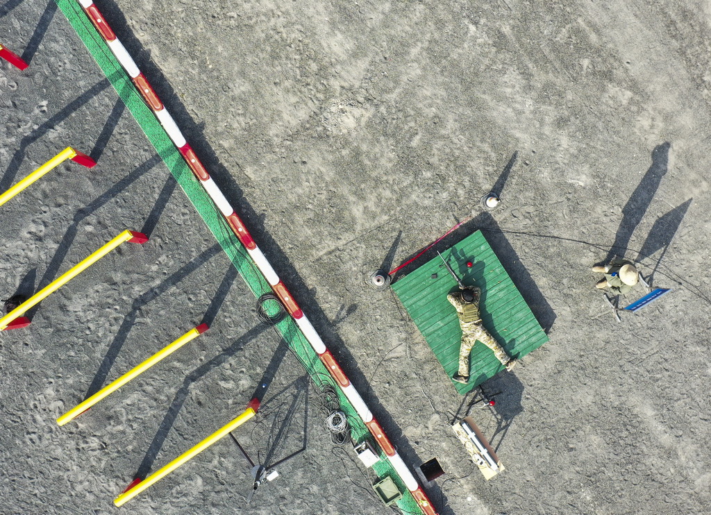 9月8日,吉尔吉斯斯坦参赛队员在比赛中(无人机照片)。