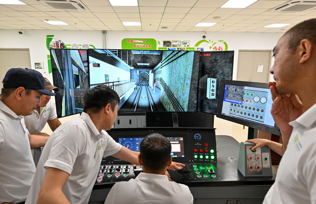 在天津地铁10号线梨园头车辆段，哈萨克斯坦学员在全功能模拟器上实训（7月17日摄）。
