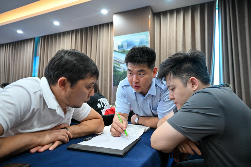 天津轨道交通集团培训教师张垚（中）在培训期间通过翻译为哈萨克斯坦学员答疑（7月14日摄）。