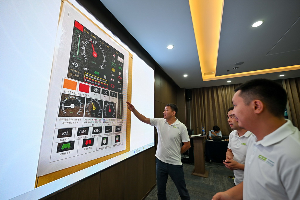 来自哈萨克斯坦的学员在天津市和平区某会议室内培训研讨（7月14日摄）。