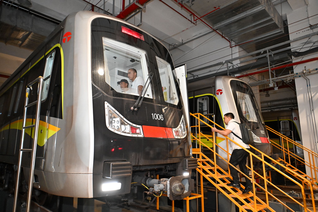 在天津地铁10号线梨园头车辆段，来自哈萨克斯坦的学员达尔罕夜间登上地铁列车准备上线考试（9月5日摄）。