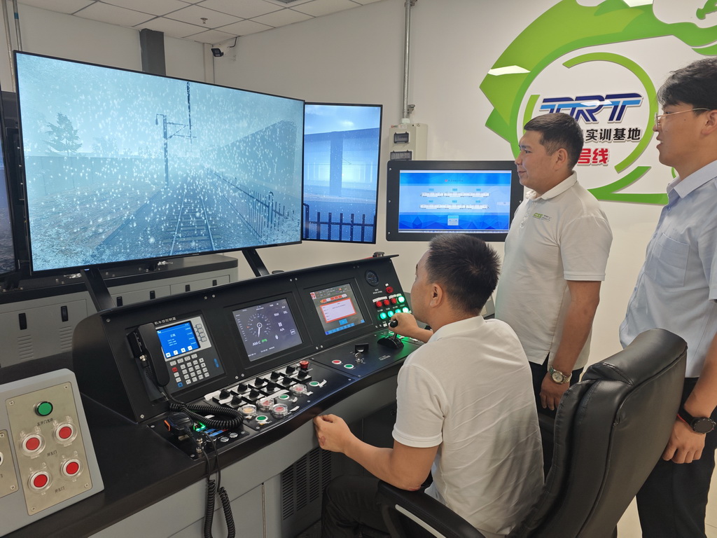 在天津地铁10号线梨园头车辆段，来自哈萨克斯坦的学员在全功能模拟器上进行冰雪天气安全驾驶与应急处置专项训练（8月11日摄）。
