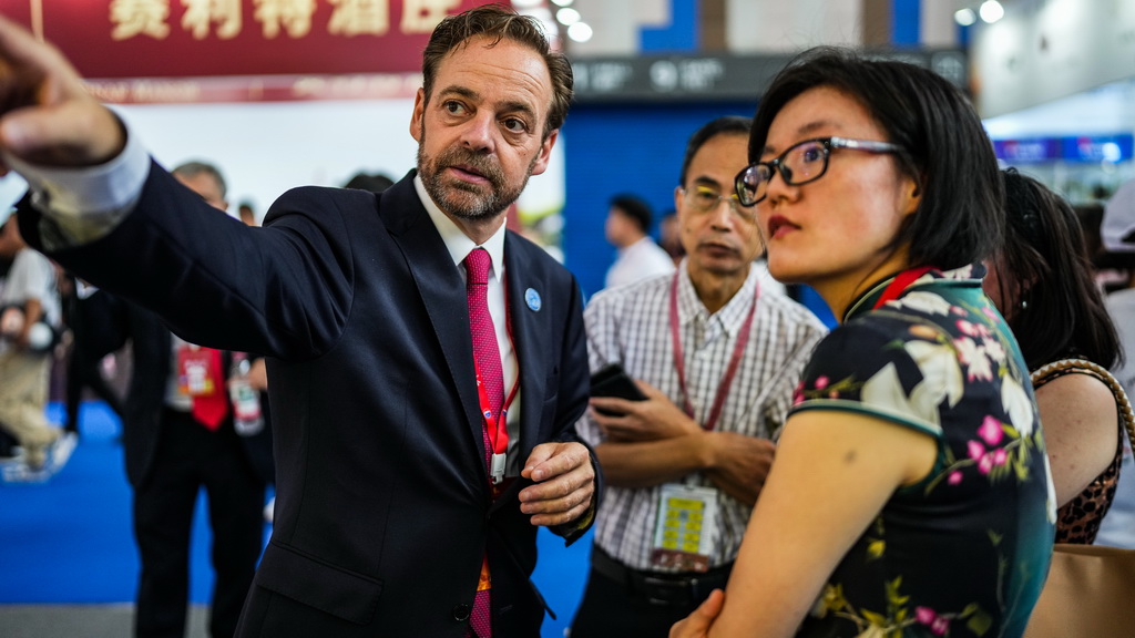 9月9日，参展商在酒博会现场洽谈业务。