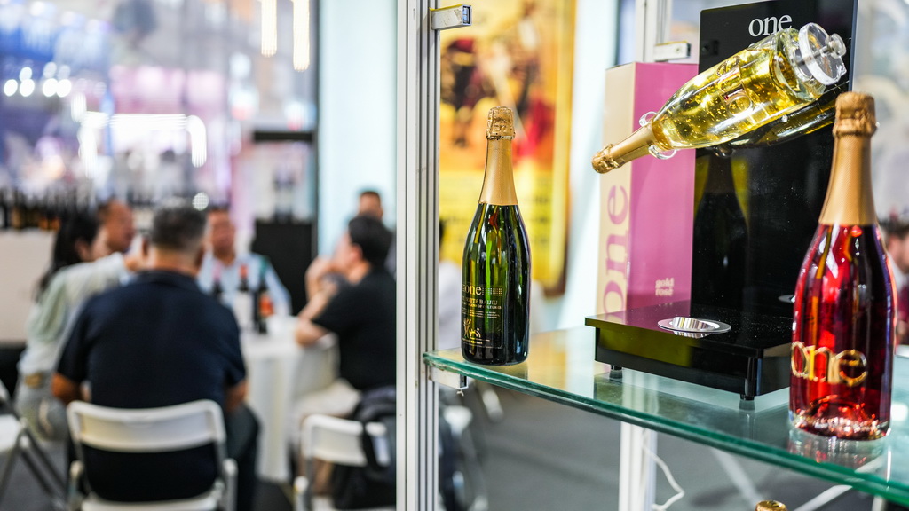 9月9日，参展商在酒博会现场洽谈业务。