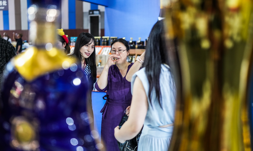 9月9日，消费者在酒博会现场品酒。