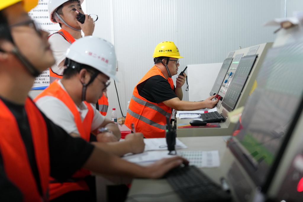 9月10日凌晨，中铁二十四局工程技术人员在浙江绍兴城际铁路柯桥站顶推横移换梁施工控制中心调度指挥。