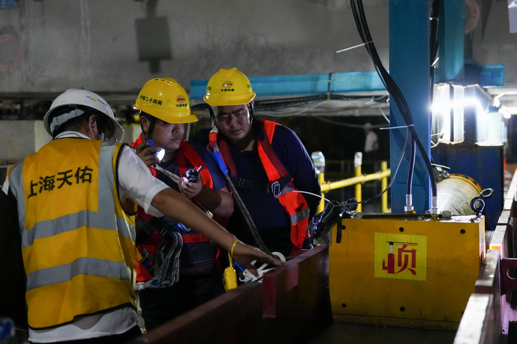 9月10日凌晨,工程技术人员在浙江绍兴城际铁路柯桥站顶推横移换梁施工现场关注设备运行情况。