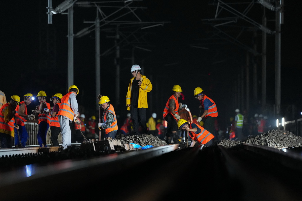 9月10日凌晨,中铁二十四局建设者在浙江绍兴城际铁路柯桥站顶推横移换梁施工现场作业。