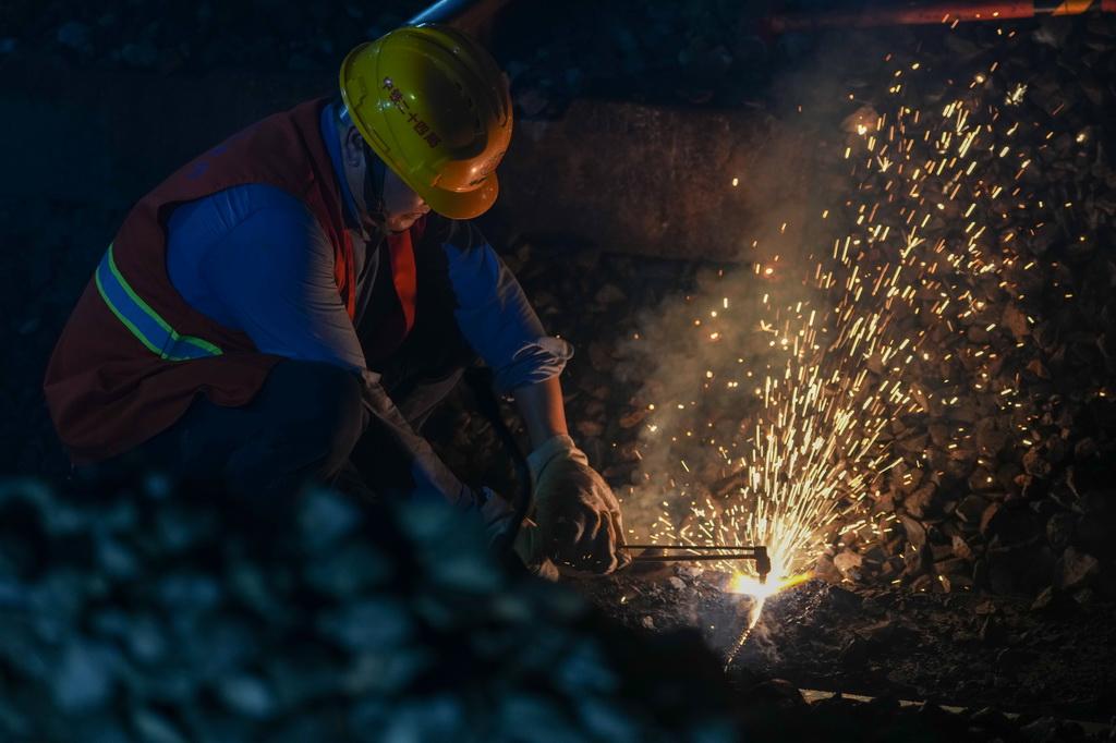 9月10日凌晨，中铁二十四局建设者在浙江绍兴城际铁路柯桥站顶推横移换梁施工现场作业。