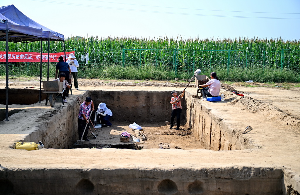 9月10日，工人在柏人城遗址第六次考古发掘现场清理泥土。