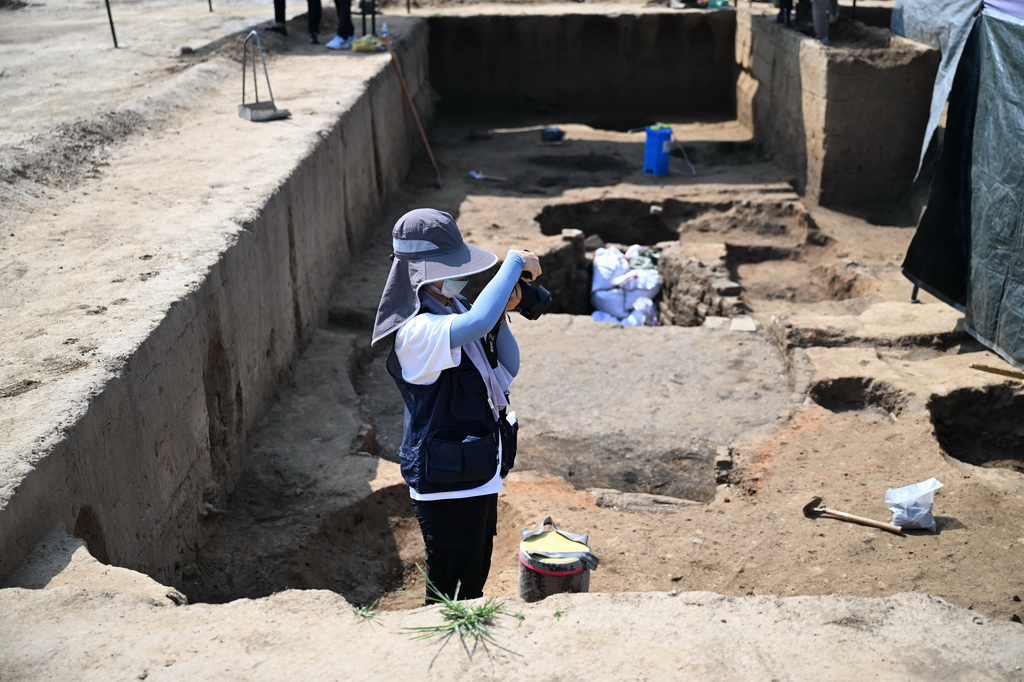 9月10日，考古队员在柏人城遗址第六次考古发掘现场拍照记录。