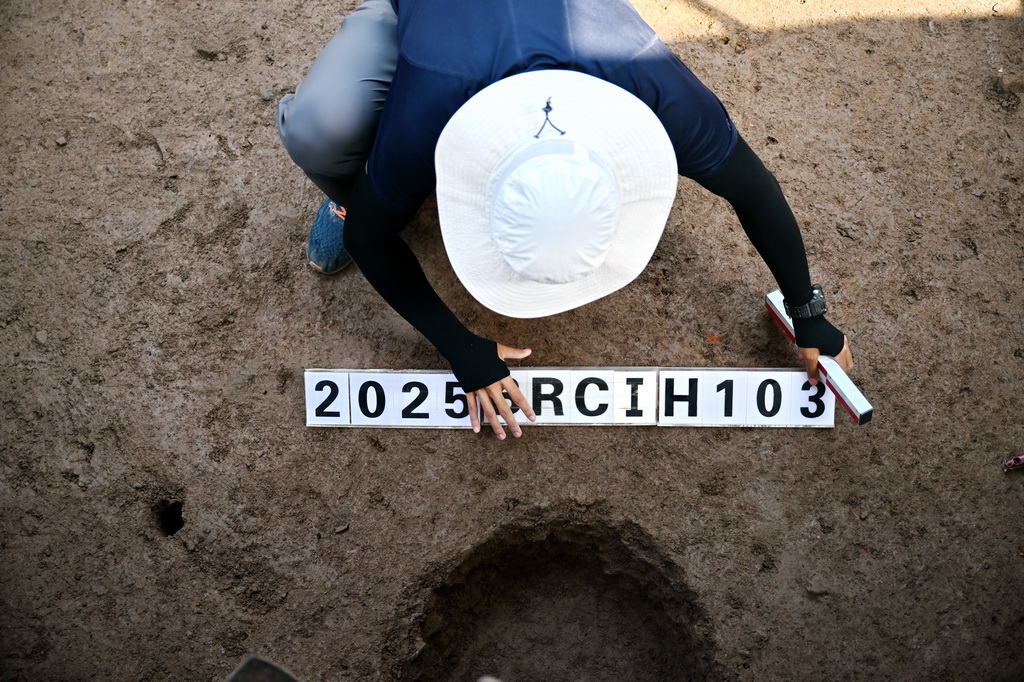 9月10日，考古队员在柏人城遗址第六次考古发掘现场进行编号记录工作。