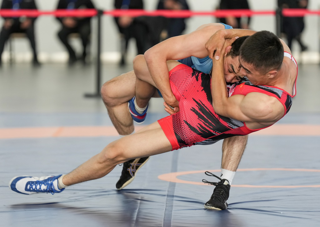 9月9日，吉尔吉斯斯坦（红）与乌兹别克斯坦的参赛队员在勇士摔跤比赛中。
