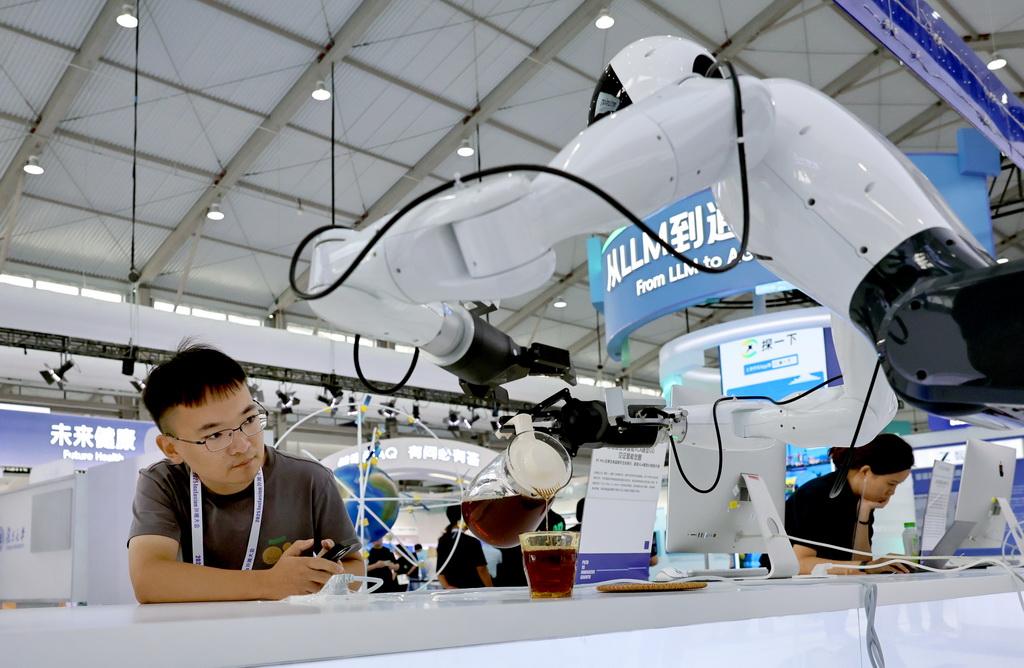 9月10日，参观者观看机器人演示饮品服务。