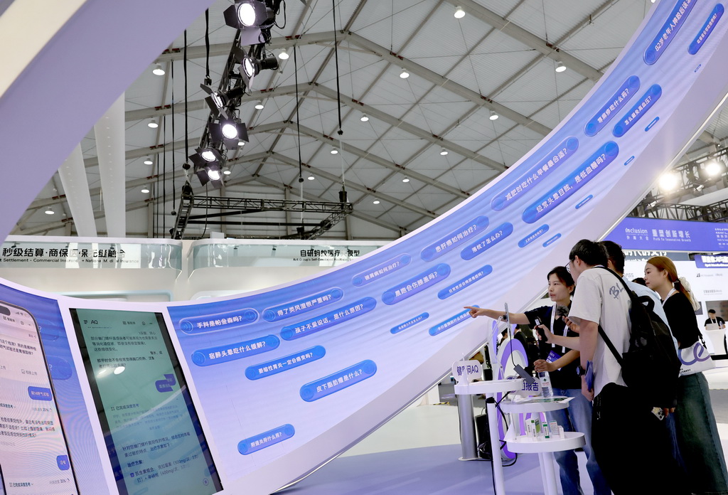 9月10日，工作人员（左）在向参观者介绍AQ健康医生的人工智能产品。