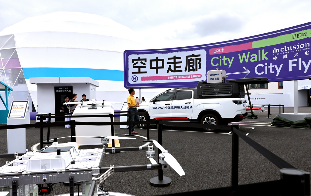 9月10日，参观者走在无人机技术展示区内。