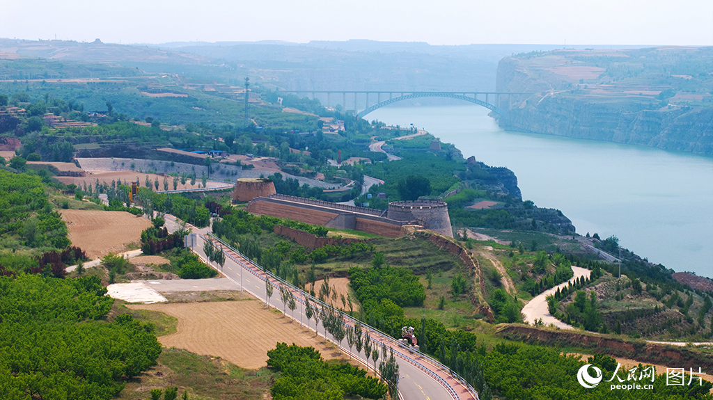 位于山西省偏关县的黄河入晋第一县，40多年前，这里因植被稀少，每逢降雨便会“泥流滚滚入黄河”。偏关开始通过种树治山增绿、涵水固沙。40余年的接力，偏关的山变了：长城、黄河、关河三条总长130公里的防护林带、马道咀、老牛湾等10多处万亩林业工程，把昔日荒山变成如今层层叠叠的绿浪。截至2025年，偏关县林地面积达121.3万亩，绿化率达48.6%。形成长城、黄河、关河三条总长130公里的防护林带。昔日黄土坡，已成“绿色长廊”&nbsp;。人民网 卢鹏宇摄
