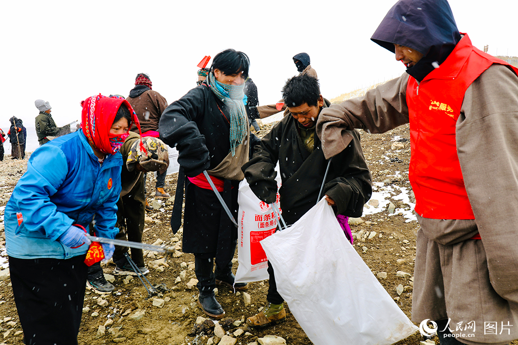 四川若尔盖县唐克镇组织党政机关站所代表、群众代表、志愿者及公益性岗位人员400余人，开展“净美黄河”环境整治行动。对黄河沿岸白色垃圾、杂物及河道漂浮物“拉网式”清理，共清理垃圾3余吨、整治区域10余公里，并向群众宣传护河知识，积极营造“党委主导+支部引领+党员垂范+群众参与”的良好治理氛围，持续筑牢黄河上游生态屏障，助力黄河出川一江清水向东流。若尔盖县委宣传部供图