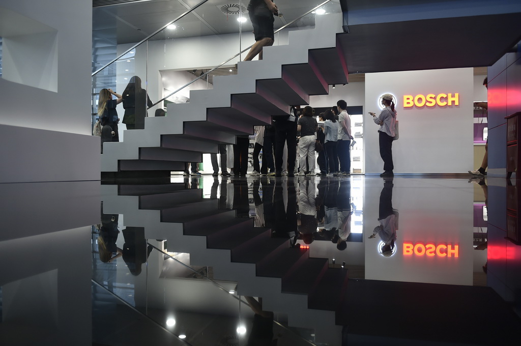 9月10日，来访者在上海虹桥临空经济示范区内的博世公司展厅参观。新华社记者 鲁鹏 摄