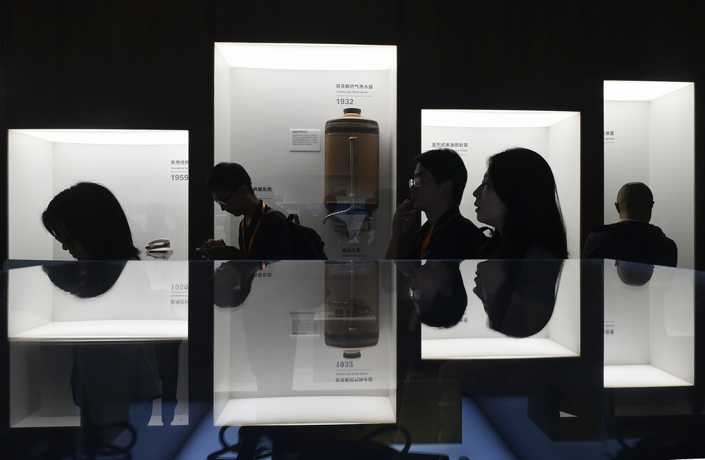 9月10日，来访者在上海虹桥临空经济示范区内的博世公司展厅参观。新华社记者 鲁鹏 摄