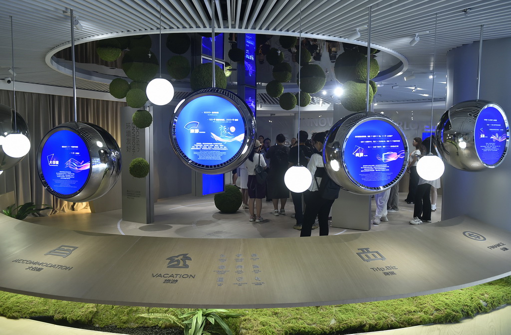 9月10日，来访者在上海虹桥临空经济示范区内的携程集团探索中心参观。新华社记者 鲁鹏 摄