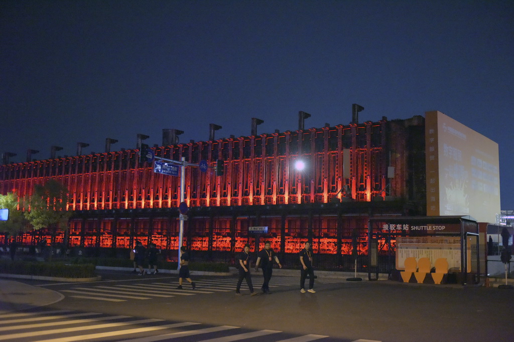 9月11日，人们行走在首钢园区内。新华社记者 张新晶 摄