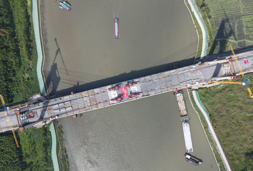 空中俯瞰嘉松公路越江新建工程主桥项目施工现场（9月11日摄，无人机照片）。