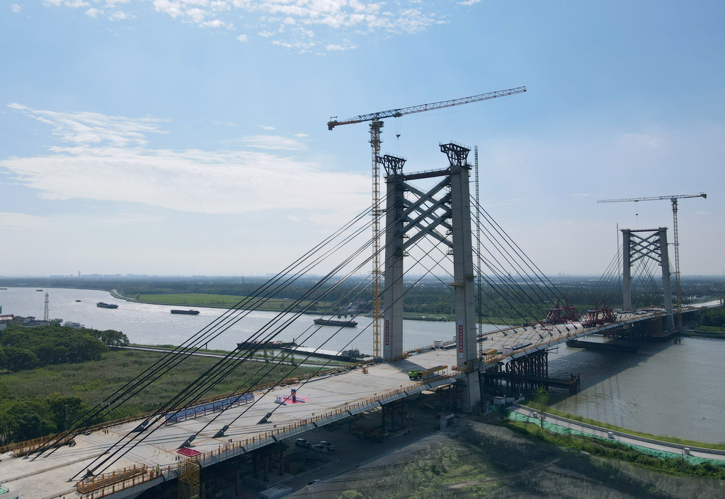 空中俯瞰嘉松公路越江新建工程主桥项目施工现场（9月11日摄，无人机照片）。